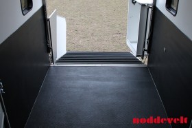 rubber-antislip-matten-vloer-paardenvrachtwagen-img_1073